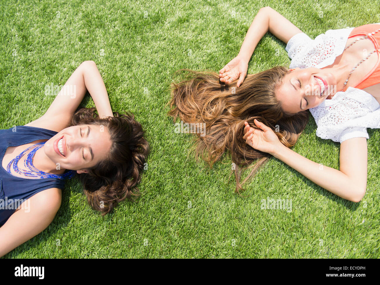 Donne ispaniche che stabilisce in erba all'aperto Foto Stock