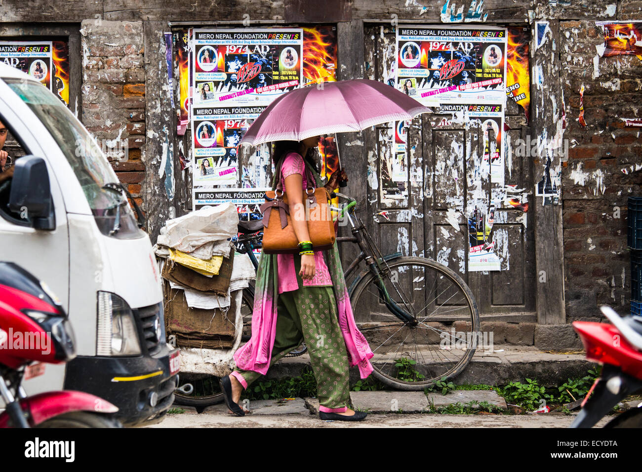 Donna con un ombrellone a Kathmandu in Nepal Foto Stock