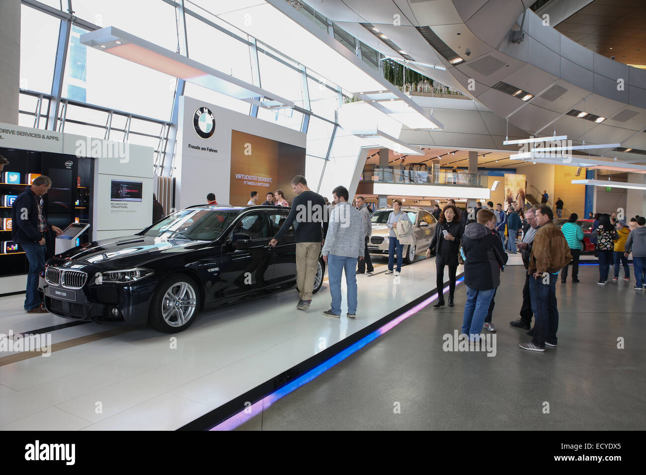 Le persone all'interno bmw world Foto Stock
