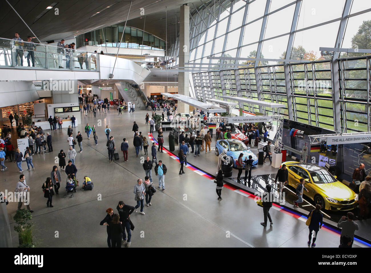 I turisti all'interno di monaco di baviera bmw world museum Foto Stock