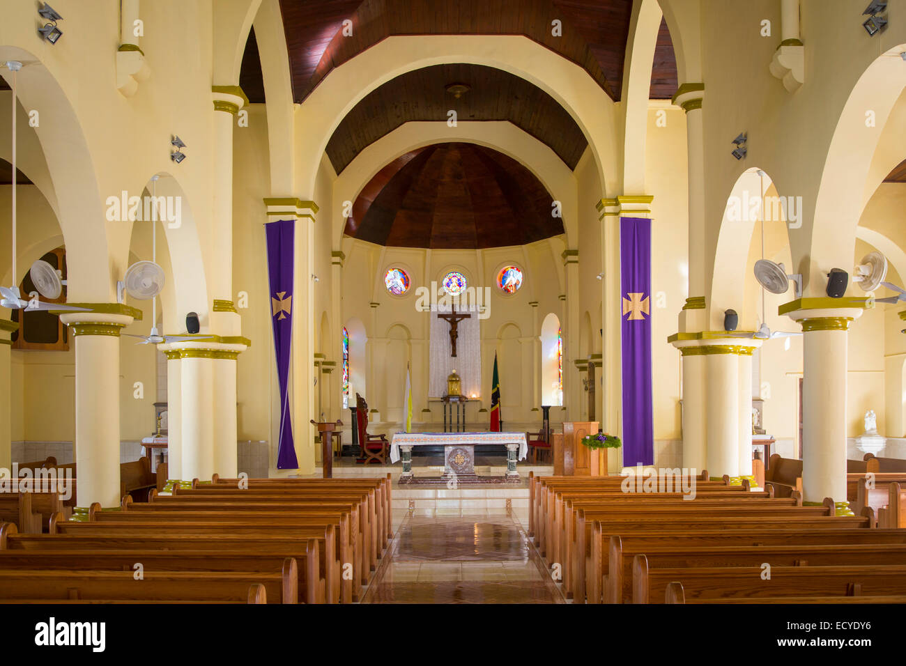 Interno della Immacolata Concezione la Chiesa Cattolica, Basseterre, St Kitts, West Indies Foto Stock