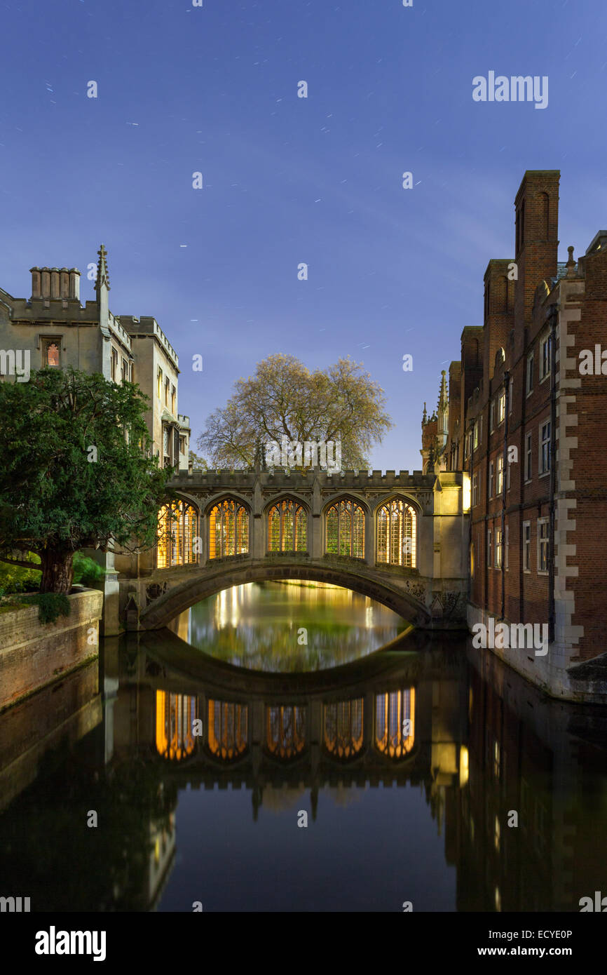 Ponte dei Sospiri St Johns College di Cambridge University di notte Foto Stock