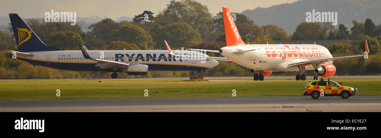 Aerei Ryanair e Easy Jet con Airfield Patrol su Manchester Airport G-EZXU con EI-DPK Foto Stock