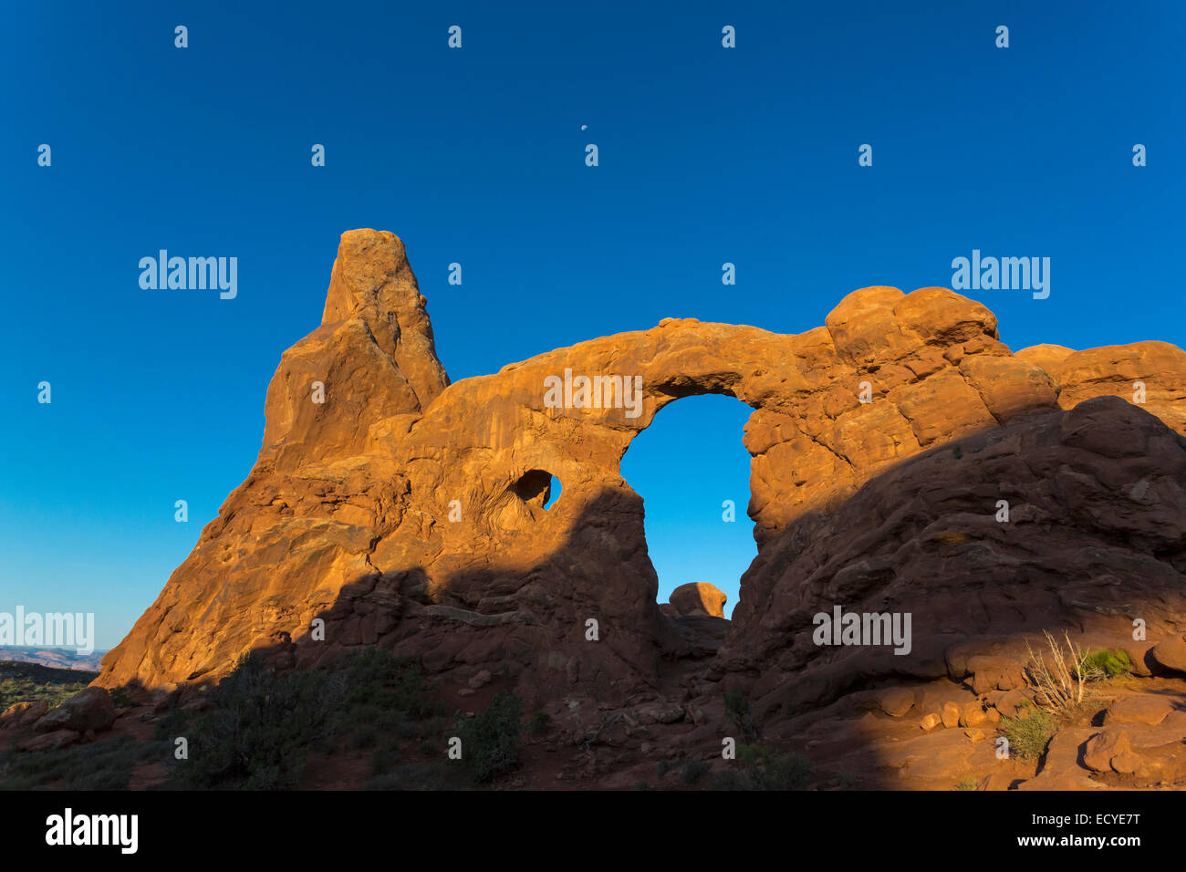 Basso angolo di visione della torretta Arch rock formazione sotto il cielo blu, il Parco Nazionale di Arches, Utah, Stati Uniti Foto Stock