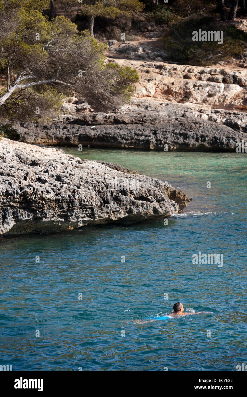 Uomo di nuoto in mare nei pressi di Cala D'Or, Mallorca, Spagna Foto Stock