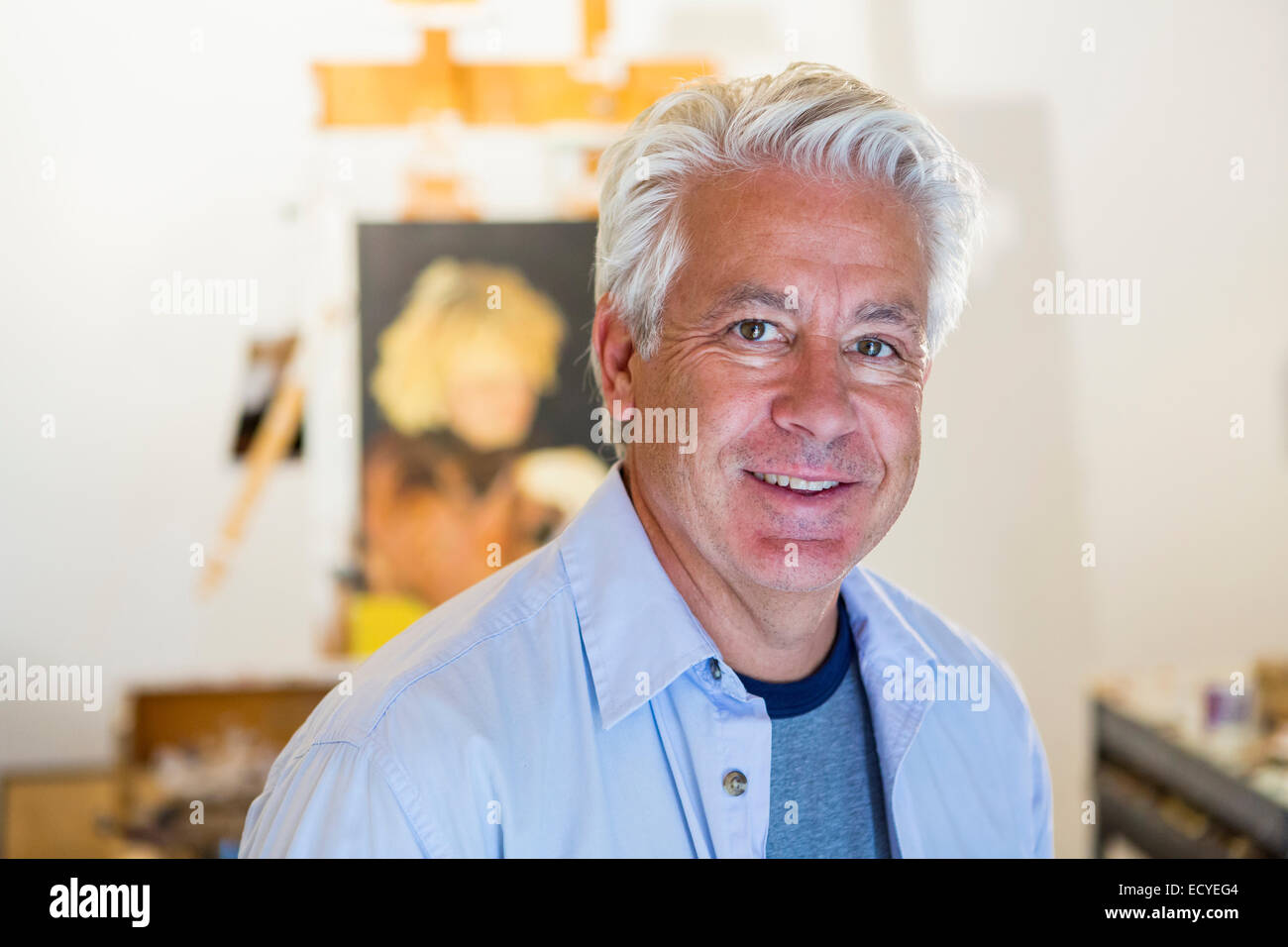 I vecchi artista ispanica sorridente in studio Foto Stock