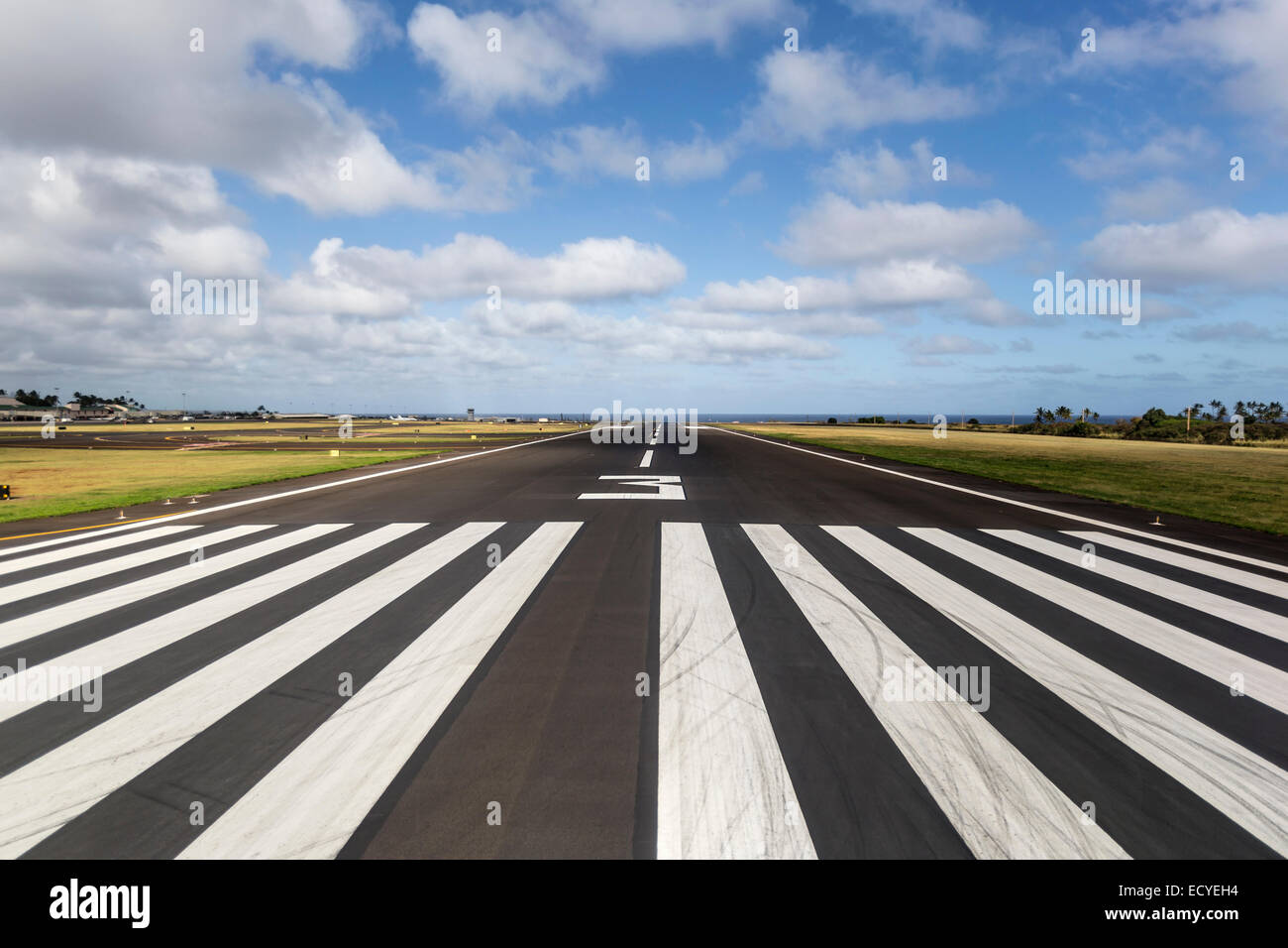 Pista tropicali a livello regionale aeroporto dell'isola delle Hawaii. Foto Stock