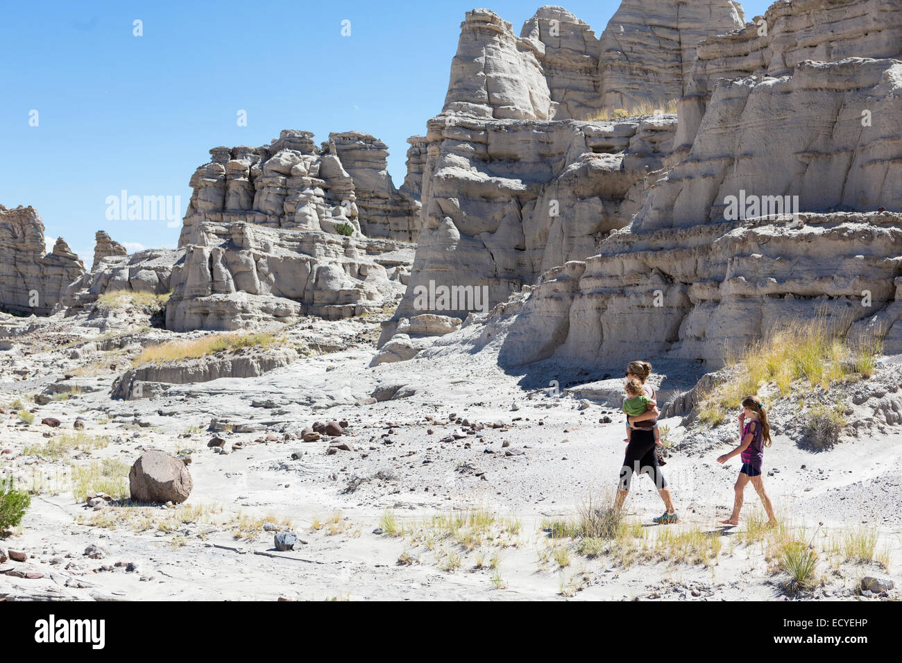 Madre caucasica e ai bambini di esplorare formazioni rocciose, Abiquiu, Nuovo Messico, Stati Uniti Foto Stock