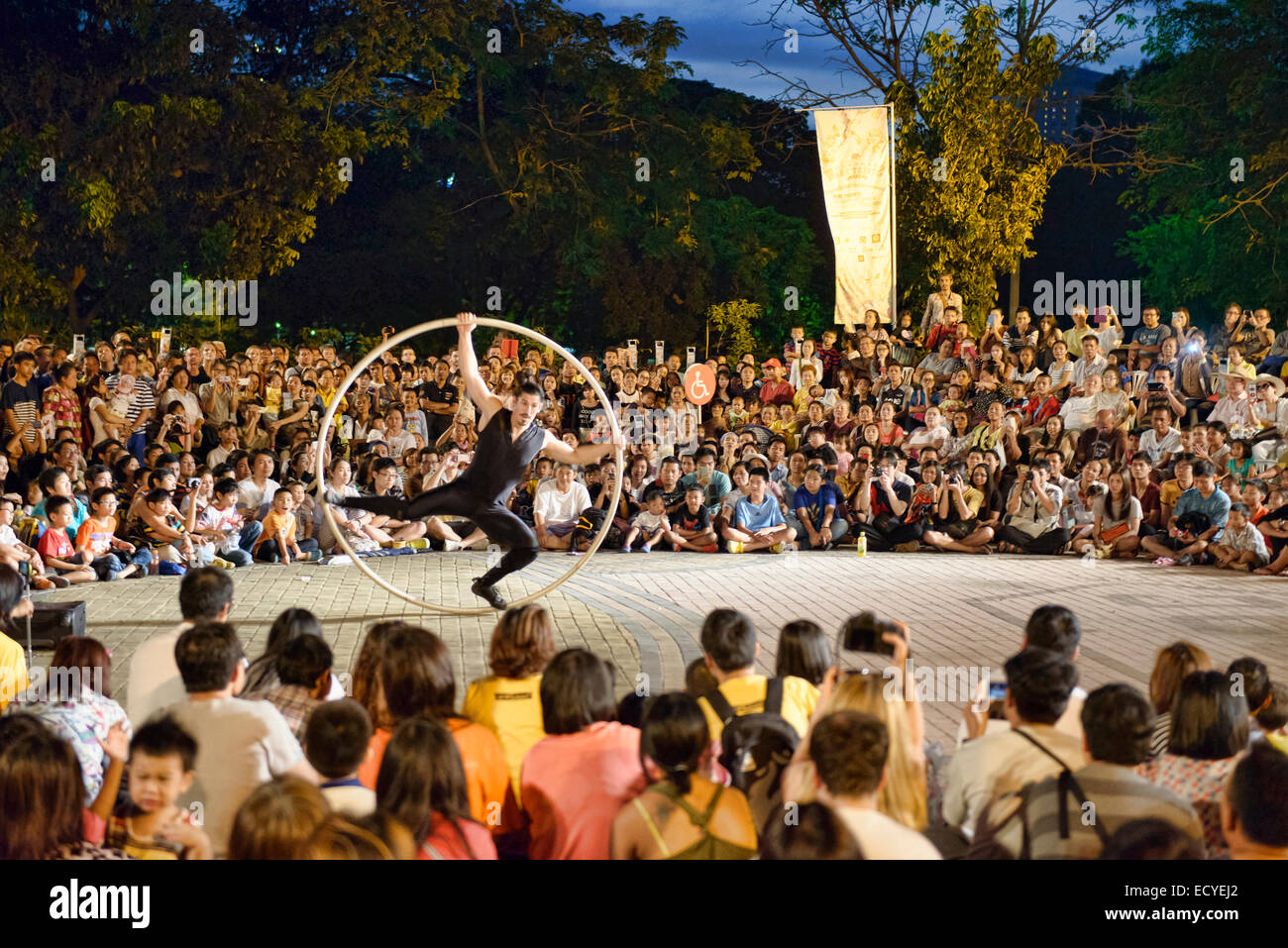 Signor Dyvinetz e la sua ruota Cyr esecuzione presso lo spettacolo di strada, Bangkok, Thailandia Foto Stock