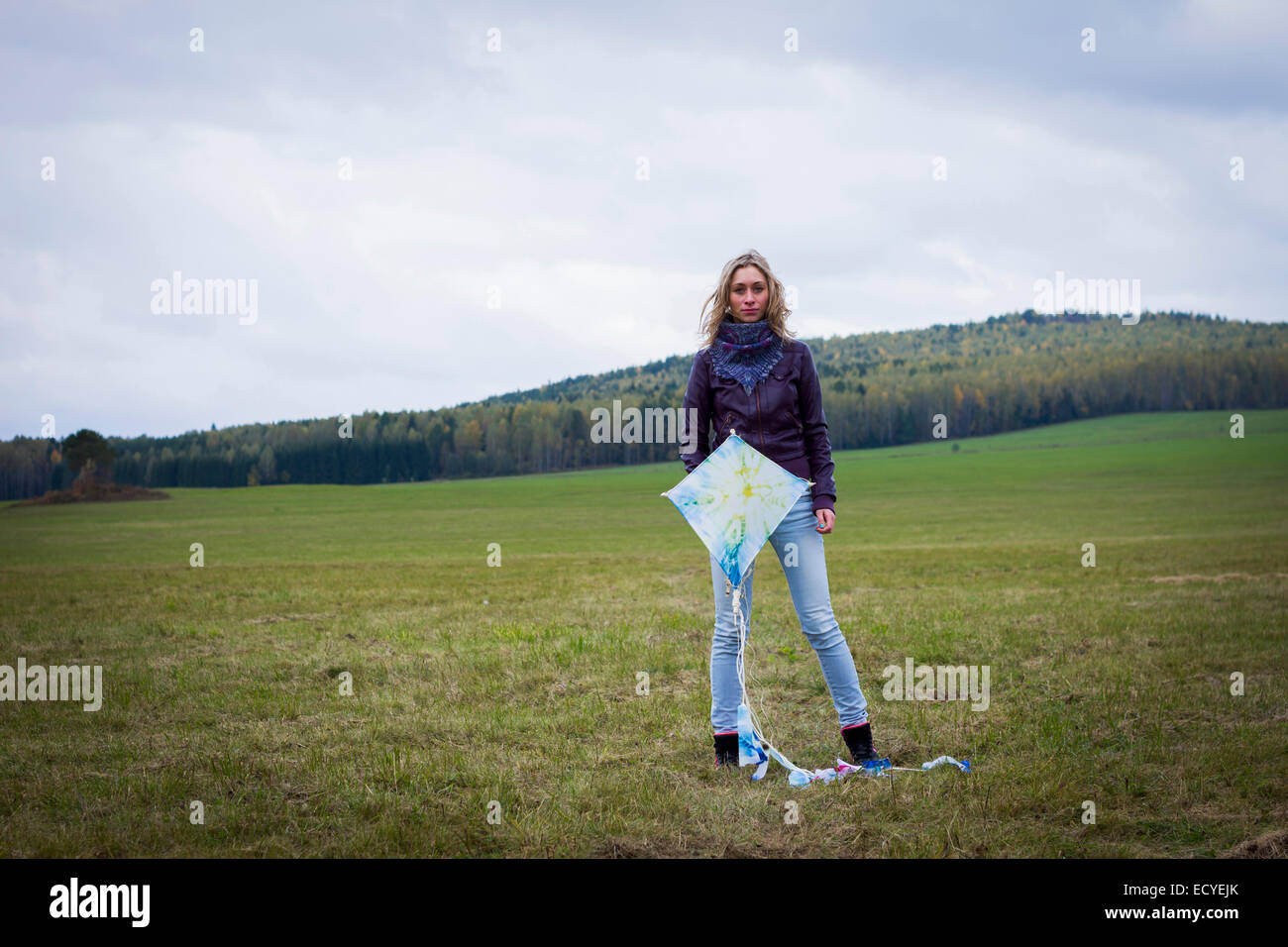 Donna che mantiene il kite in campo Foto Stock