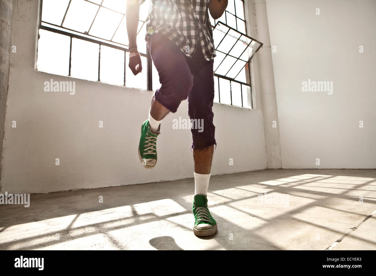 African American uomo dancing in mansarda Foto Stock