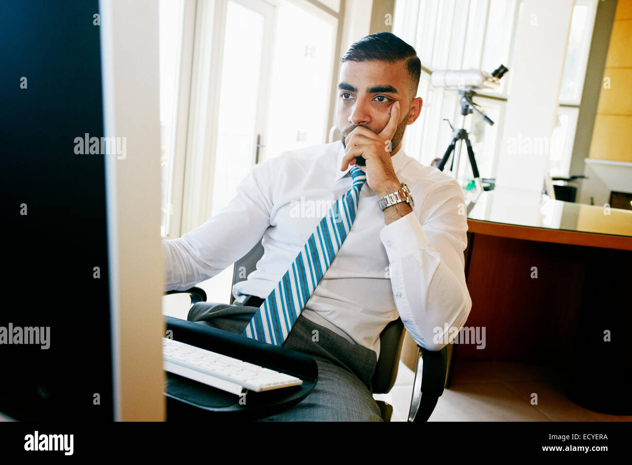 Medio Orientali imprenditore lavora al computer in ufficio Foto Stock