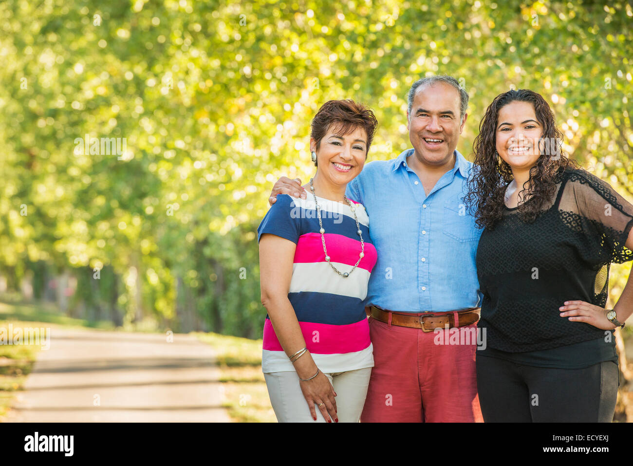 Famiglia di origine ispanica sorridente insieme all'aperto Foto Stock