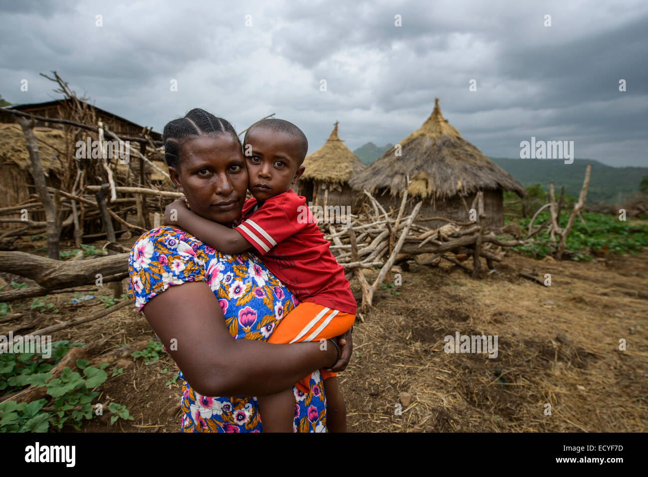 La madre e il figlio nel villaggio, Etiopia Foto Stock