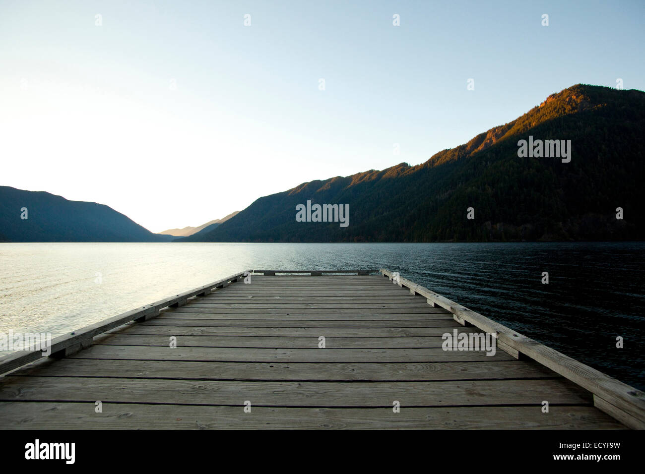 Ponte di legno al lago sotto il cielo blu Foto Stock