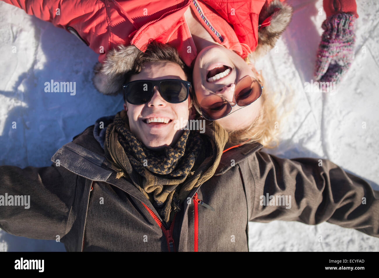 Caucasian paio di occhiali da sole sorridente in neve Foto stock - Alamy