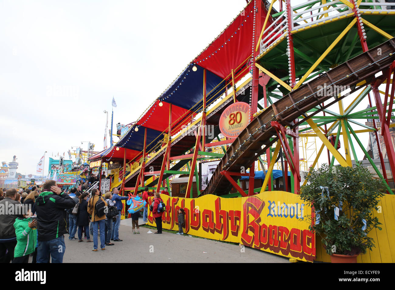 Monaco di Baviera oktoberfest parco dei divertimenti di folla di popolo tedesco Foto Stock