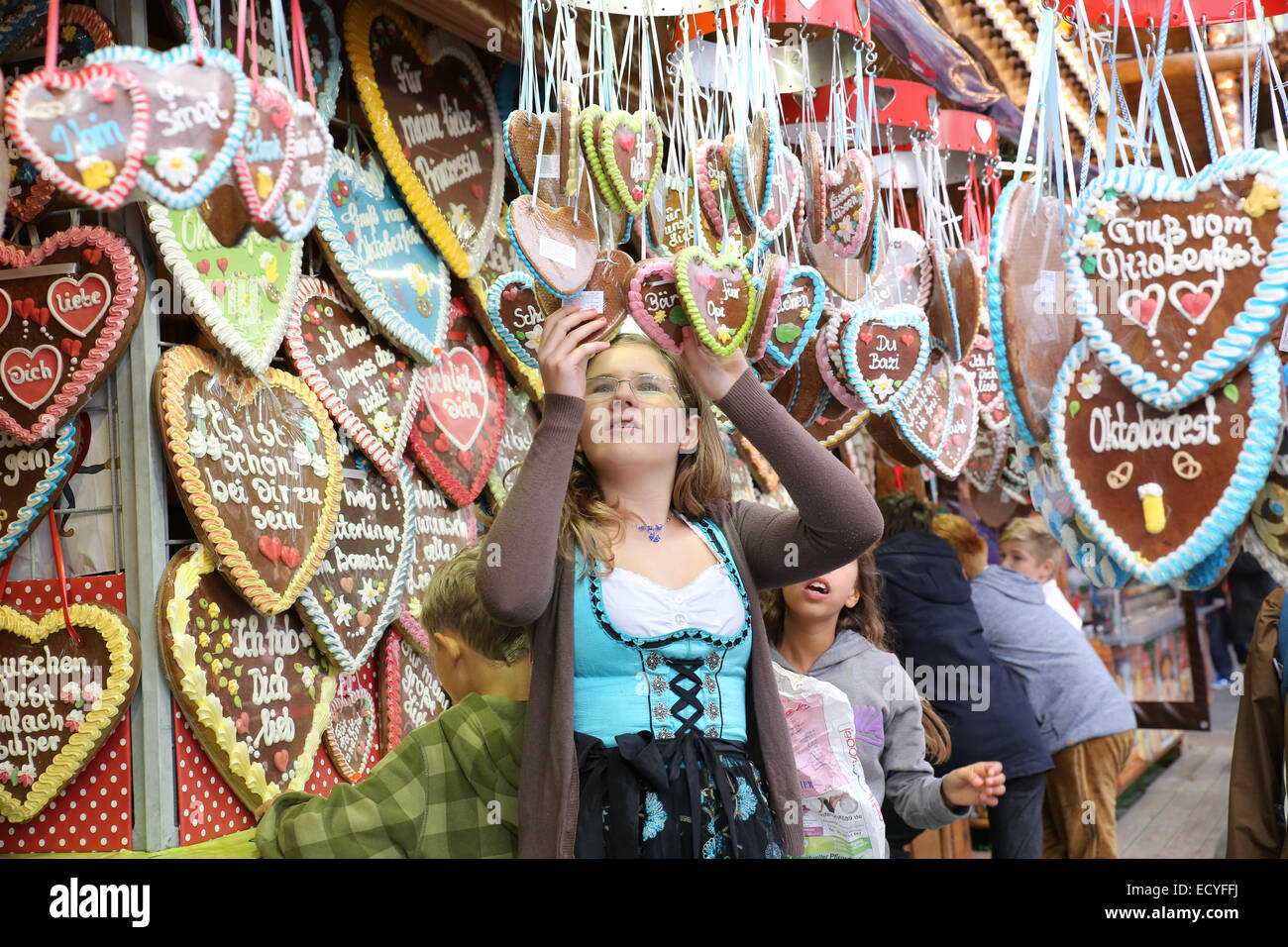 Ragazza giovane monaco di baviera Oktoberfest pane di zenzero cookie Foto Stock