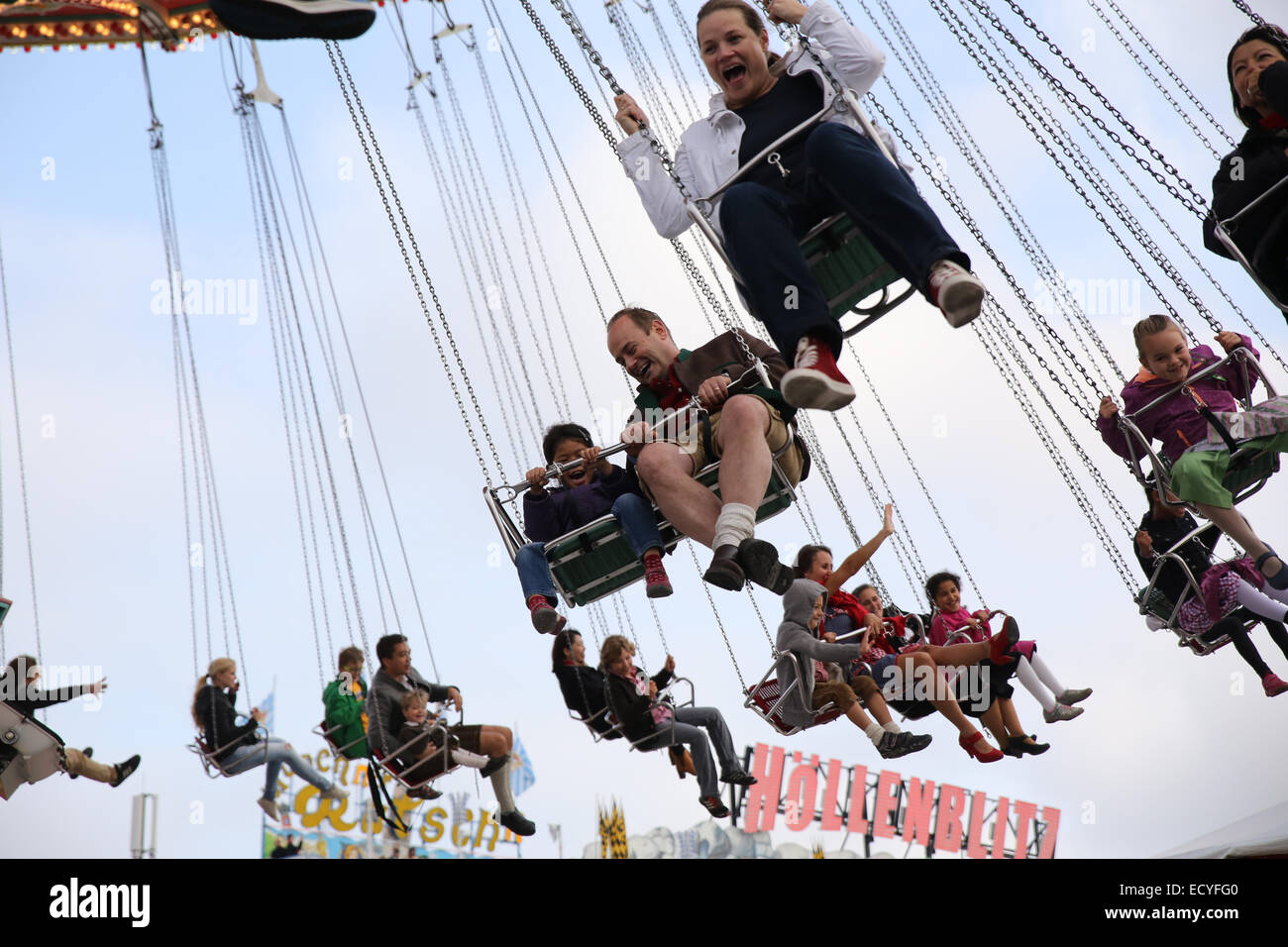 Oktoberfest Monaco di Baviera famiglia ride sedie volanti Foto Stock
