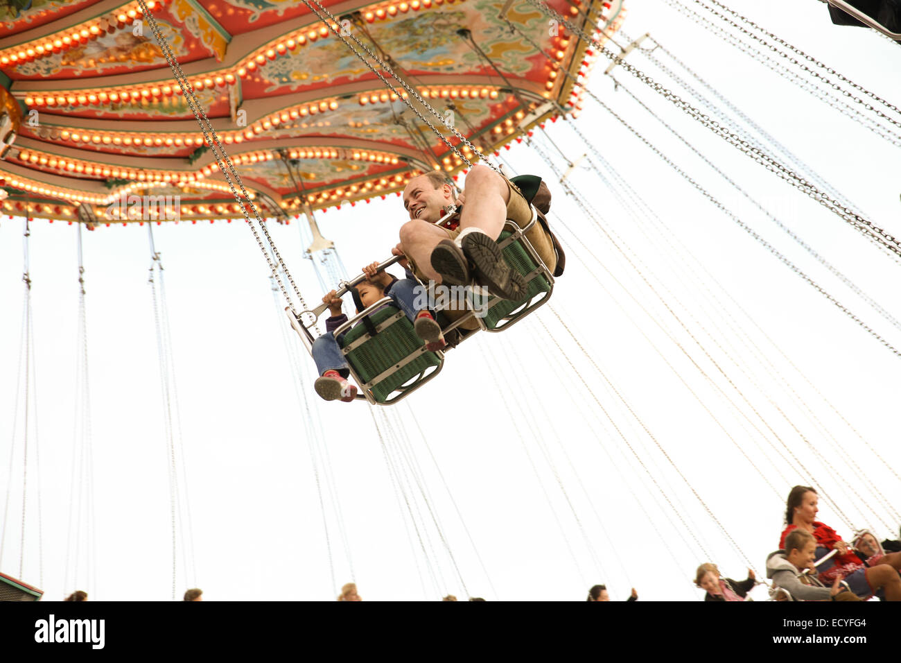 Padre figlio theme park battenti sedia ride 'swing chair" Foto Stock