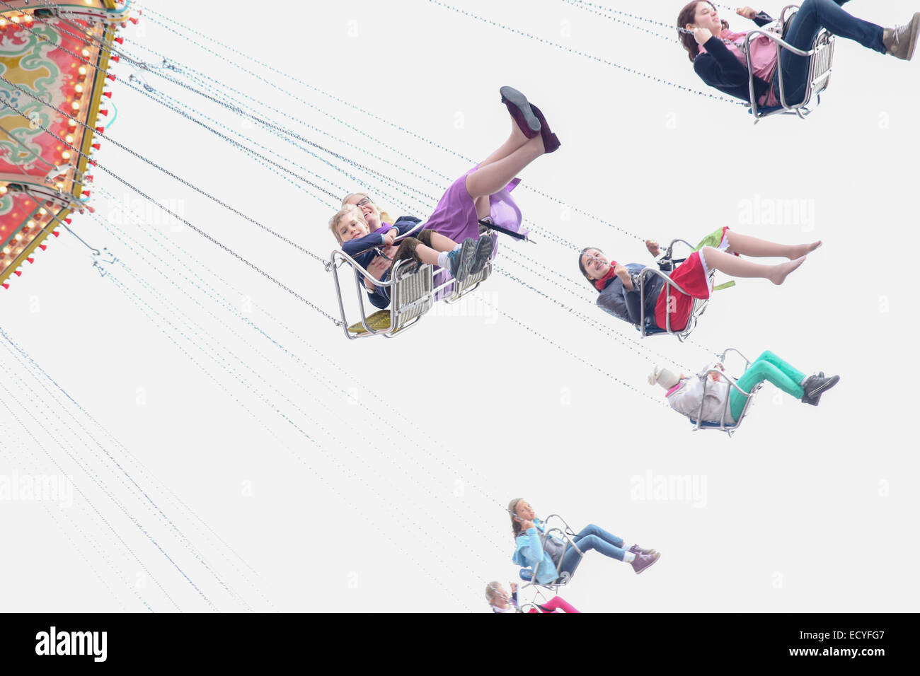 Oktoberfest parco dei divertimenti di madre figlio ride battenti sedia Foto Stock