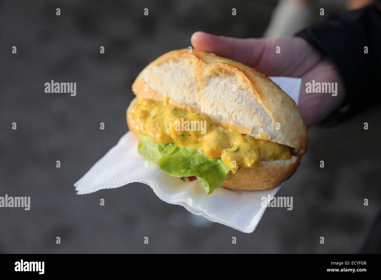 Gamberi al curry panino tedesco cibo di strada Foto Stock