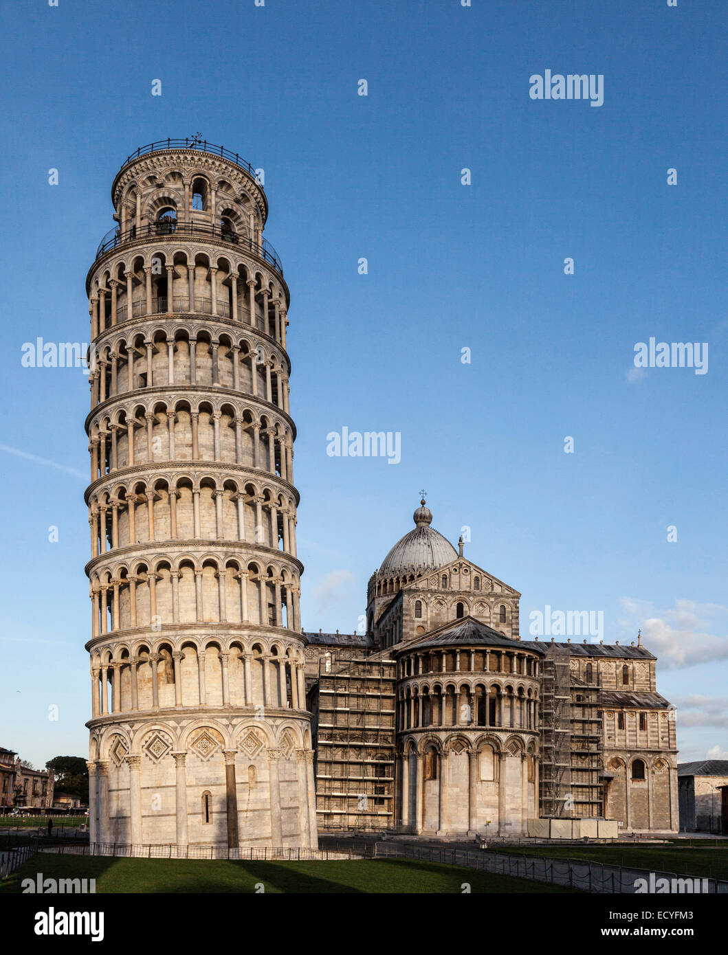 Ornati in Duomo e la torre pendente di Pisa, Toscana, Italia Foto Stock