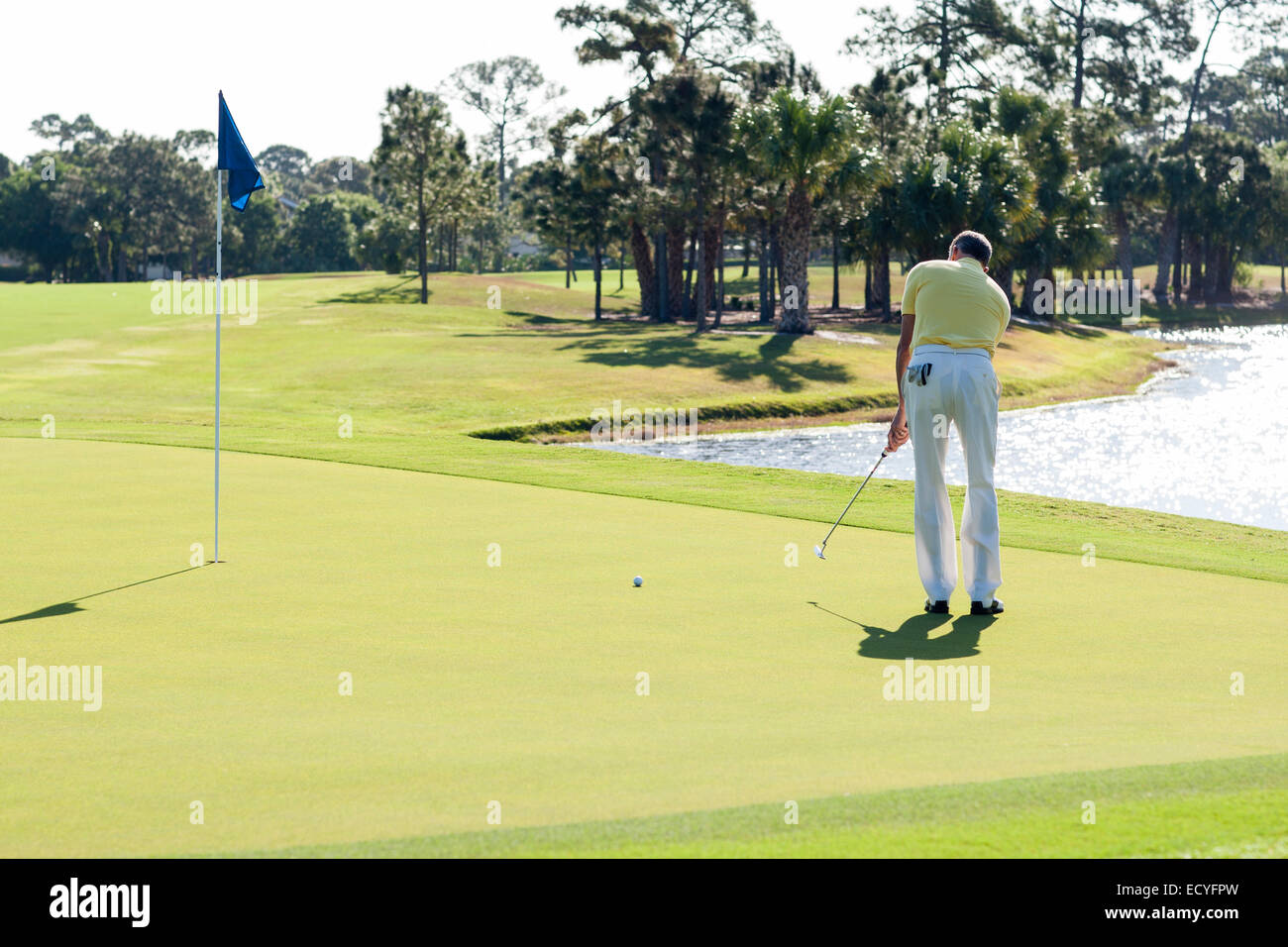 Uomo caucasico mettendo sul campo da golf Foto Stock