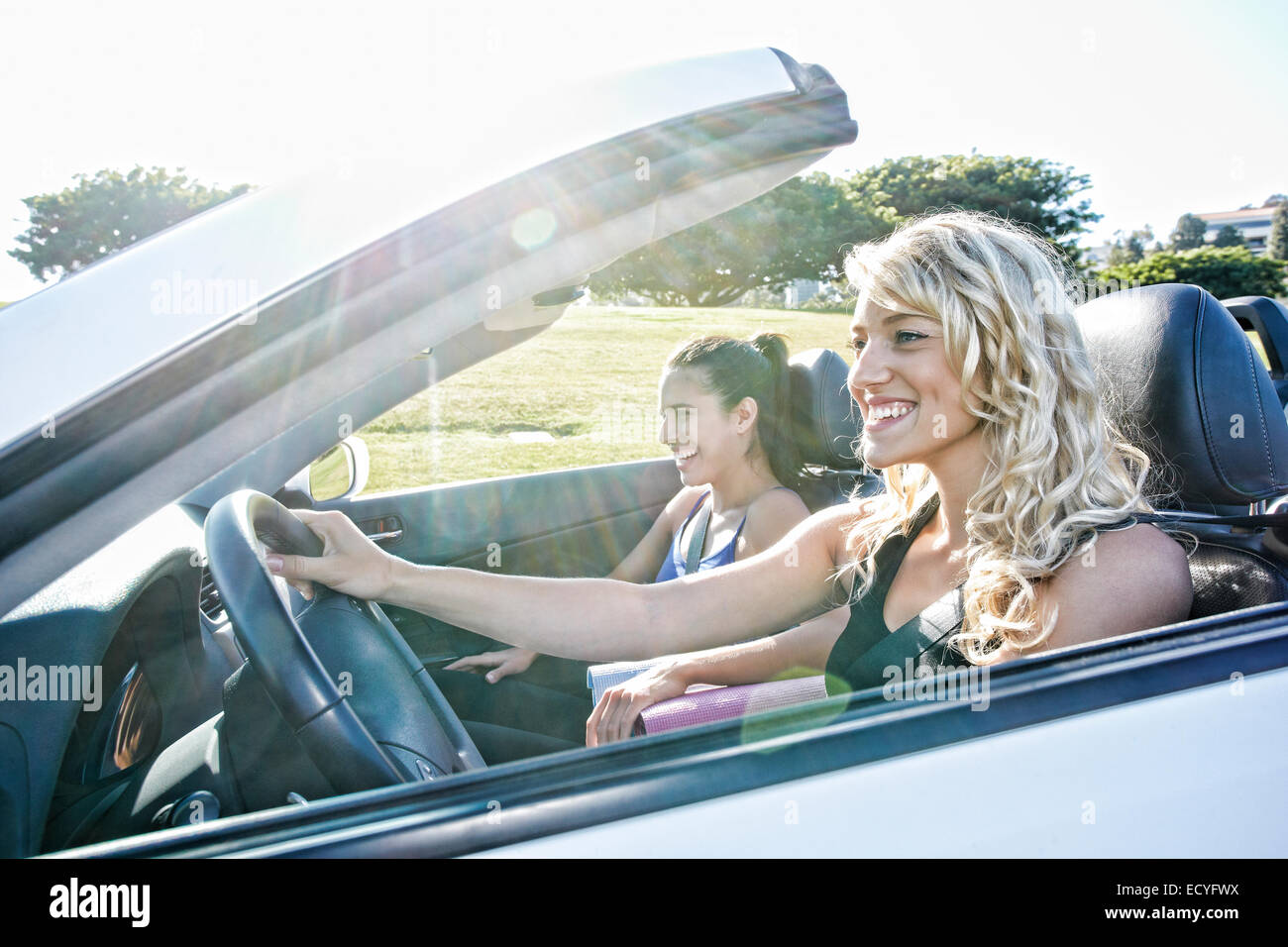 Excited donna convertibile di guida sul viaggio su strada Foto Stock