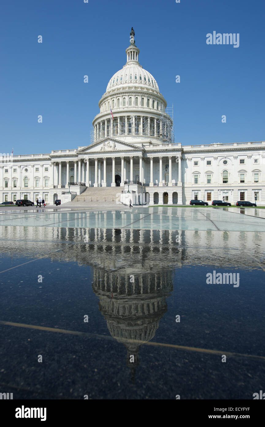 Capitol Building Washington DC USA vista panoramica con la riflessione sull'acqua Foto Stock