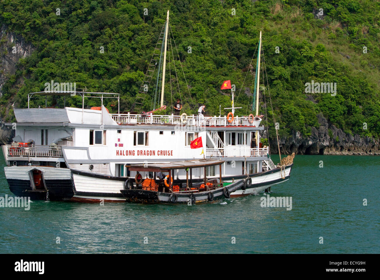 Tour barche nella baia di Ha Long, Vietnam. Foto Stock