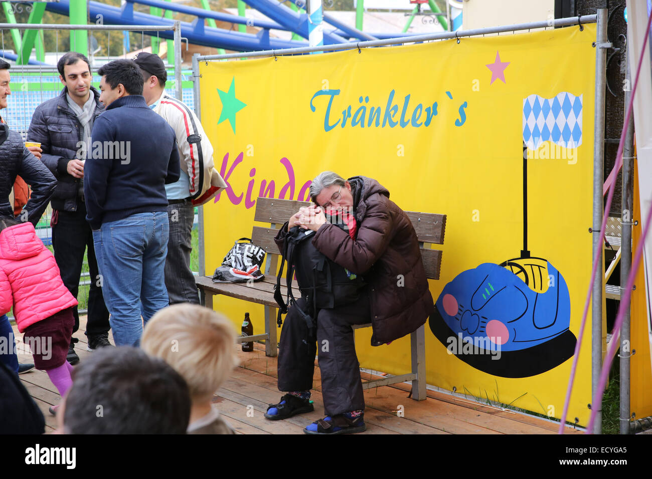 Vecchia donna stanchi di riposo senior nap banco sit parco divertimenti Europa Germania Foto Stock