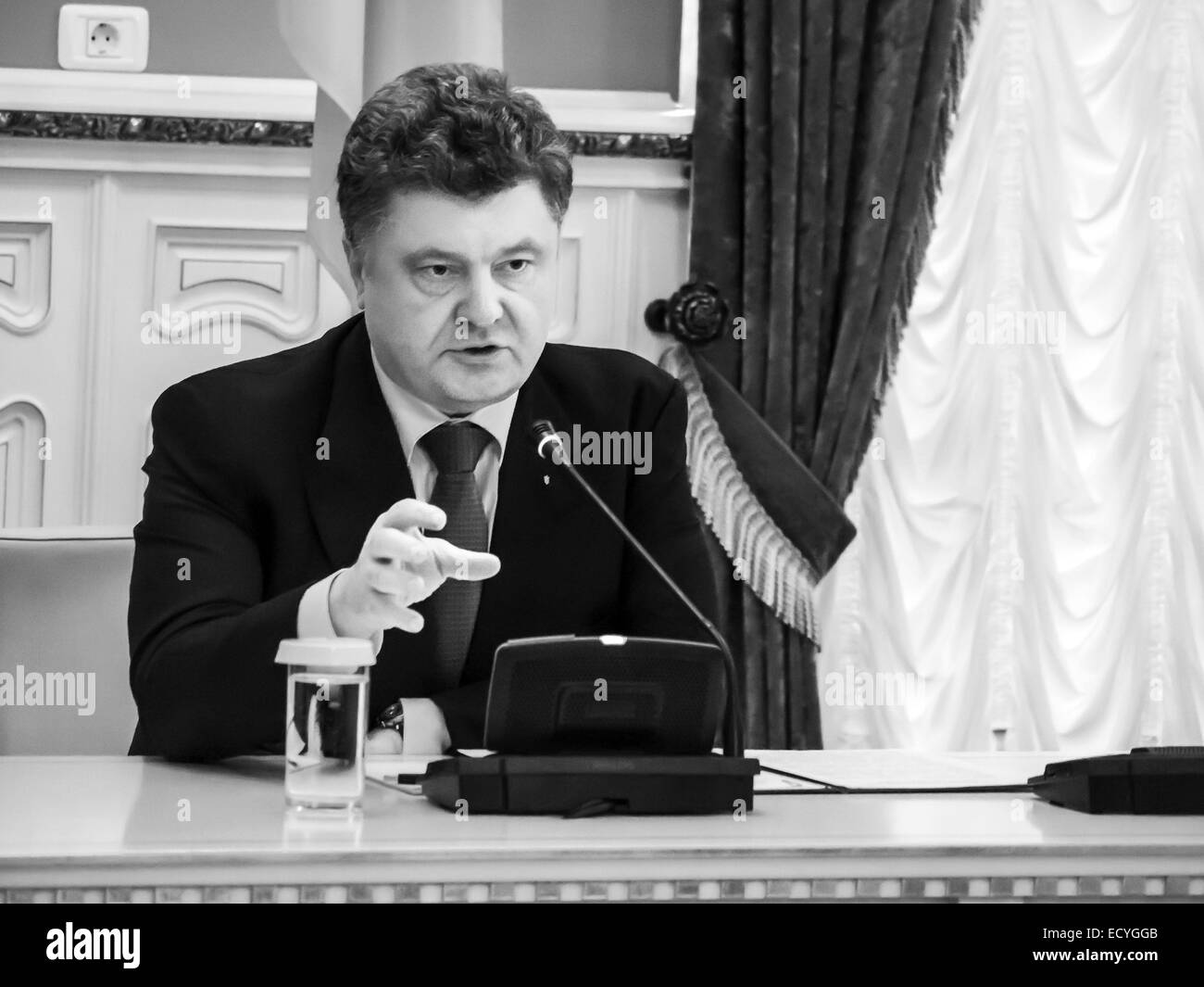 Dic. 22, 2014 - Presidente Petro Poroshenko -- Presidente kazako Nursultan Nazarbayev arrivati a Kiev per una visita di lavoro il lunedì, 22 dicembre 2014. I presidenti di Ucraina e Kazakistan considerare Minsk accordo come base per risolvere la crisi nella Donbas. Nazarbayev ha espresso la fiducia che attraverso gli accordi di Minsk può uscire dalla crisi. © Igor Golovniov/ZUMA filo/Alamy Live News Foto Stock