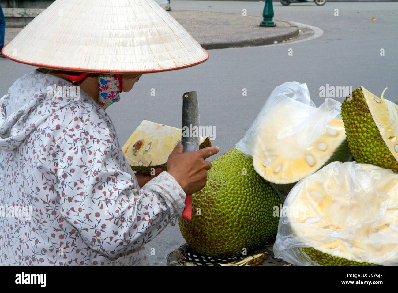 Il vietnamita venditore ambulante di vendita frutta Durian ad Hanoi, Vietnam. Foto Stock