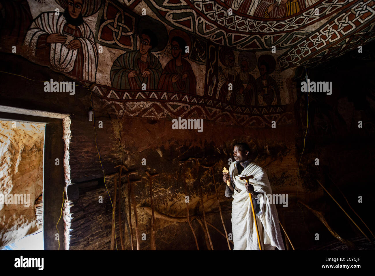 Sacerdote in Abuna Yemata rupestri chiesa, Etiopia Foto Stock