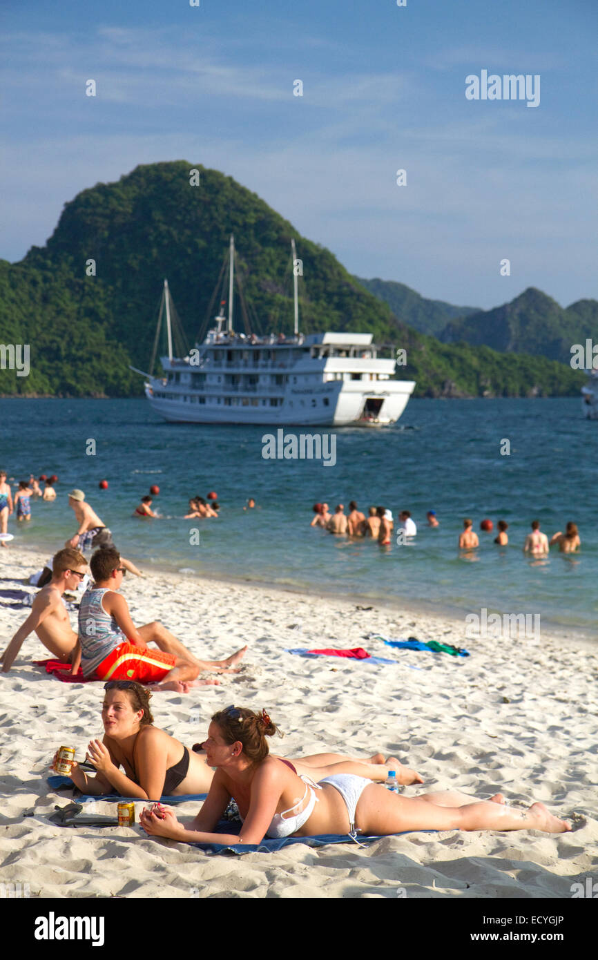 I turisti si può prendere il sole sulla spiaggia nella baia di Ha Long, Vietnam. Foto Stock
