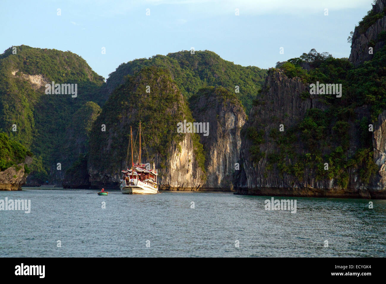 Tour in Barca nella Baia di Ha Long, Vietnam. Foto Stock