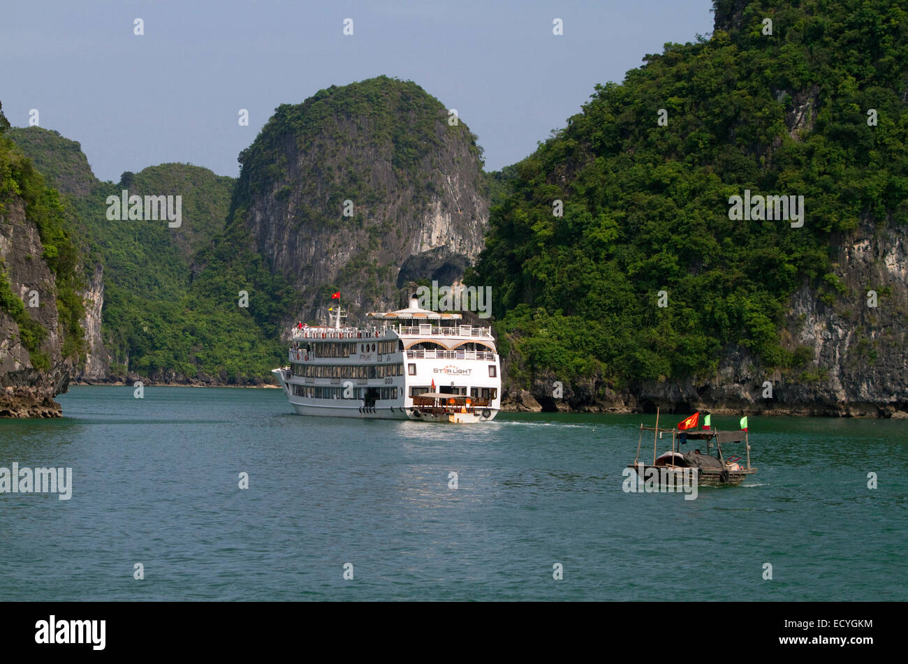Tour barche nella baia di Ha Long, Vietnam. Foto Stock