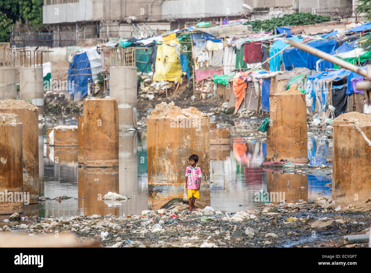 Baraccopoli vicino a un fiume di Delhi, India Foto Stock