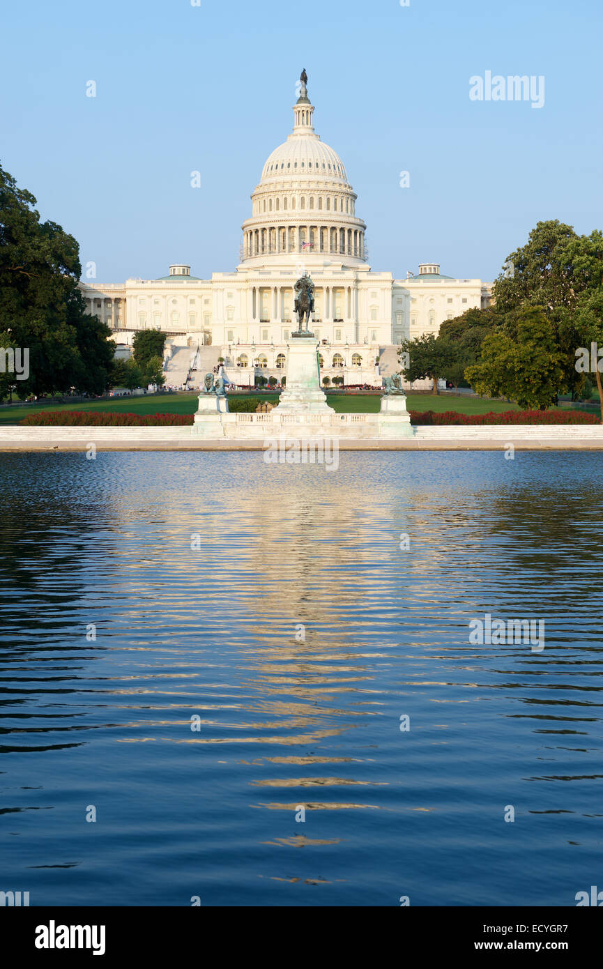 Capitol Building Washington DC USA vista panoramica con stagno riflettente da the mall Foto Stock
