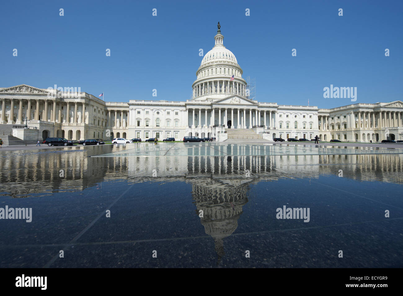 Capitol Building Washington DC USA vista panoramica con la riflessione sull'acqua Foto Stock