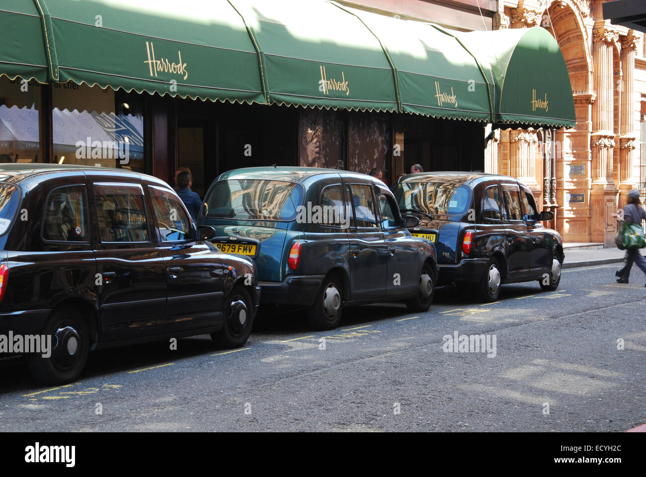 I taxi in attesa al di fuori dei magazzini Harrods, Knightsbridge London REGNO UNITO Foto Stock