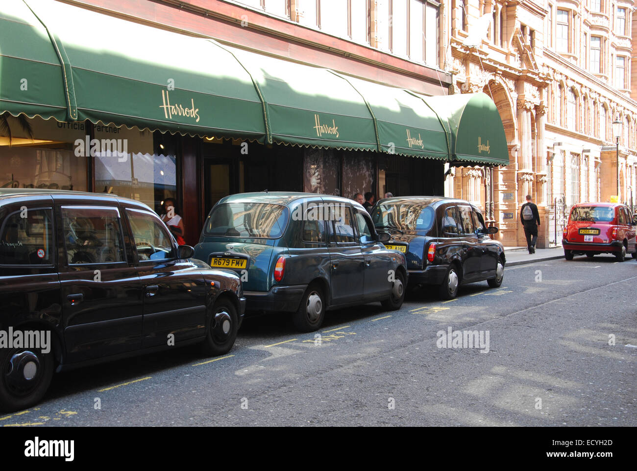 I taxi in attesa al di fuori dei magazzini Harrods, Knightsbridge London REGNO UNITO Foto Stock