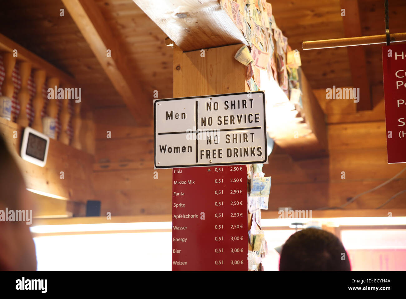 Nessuna camicia nessun segno di servizio ristorante interno Foto Stock