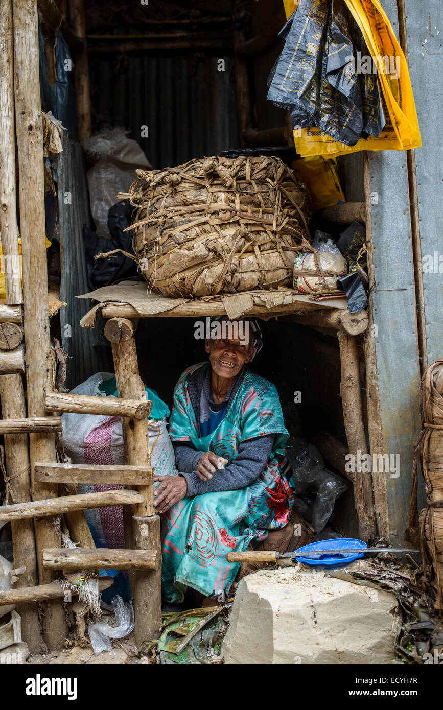 La doppia pila bancarelle del mercato di Addis Abeba, Etiopia Foto Stock