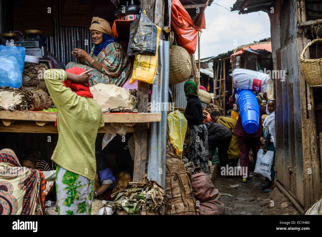 La doppia pila bancarelle del mercato di Addis Abeba, Etiopia Foto Stock