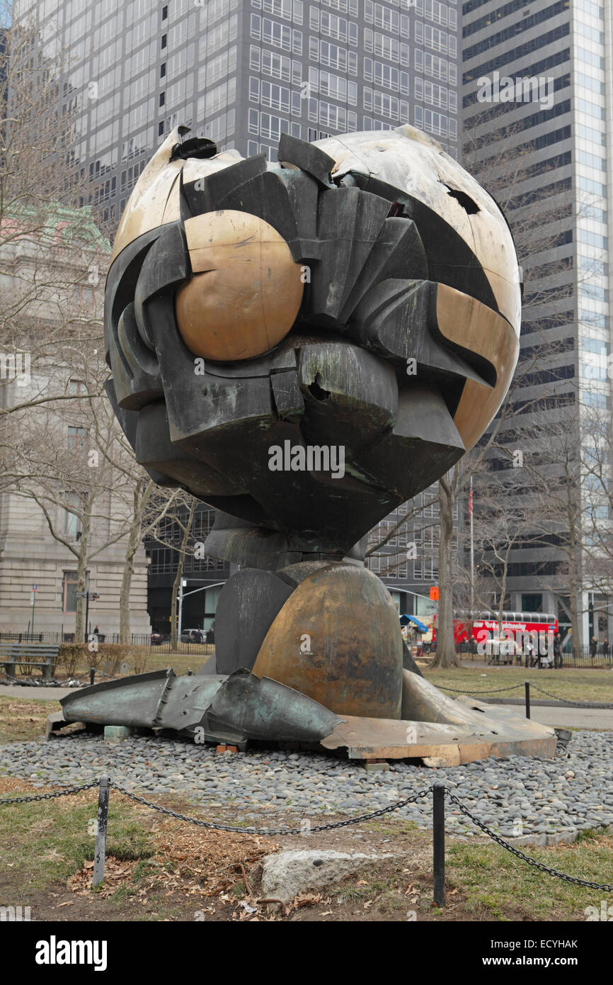 La Sfera, una scultura in bronzo del pittore tedesco Fritz Koenig dal World Trade Center Foto Stock