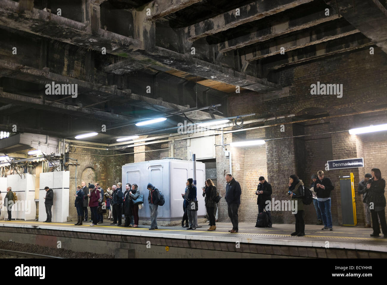 Pendolari in attesa di Overground treno durante le ore di punta in corrispondenza della stazione di Denmark Hill, Londra, Regno Unito. Foto Stock