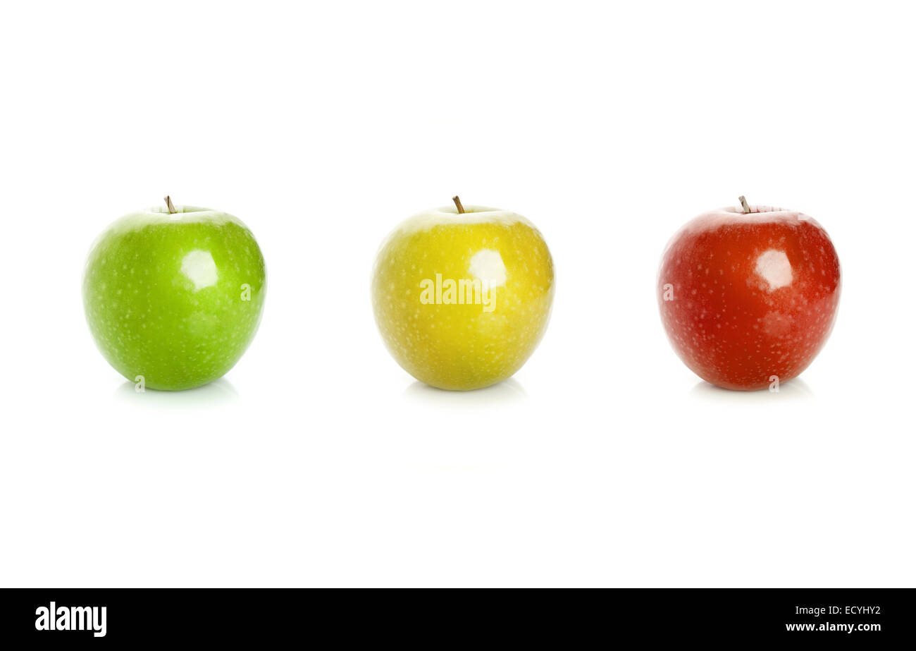 Primo piano studio foto di verde, giallo e rosso mele isolato su sfondo bianco con ombre morbide e di riflessione. Luce di traffico Foto Stock