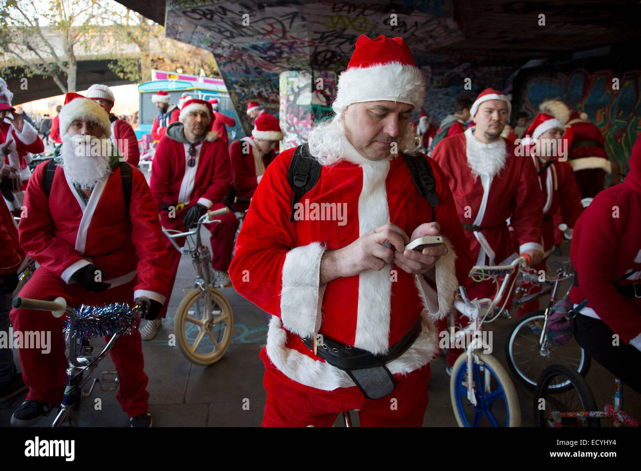 Babbo Natale della vecchia scuola di vita BMX sul Santa carità crociera giorno fuori. Undercroft, South Bank di Londra, Regno Unito. Foto Stock